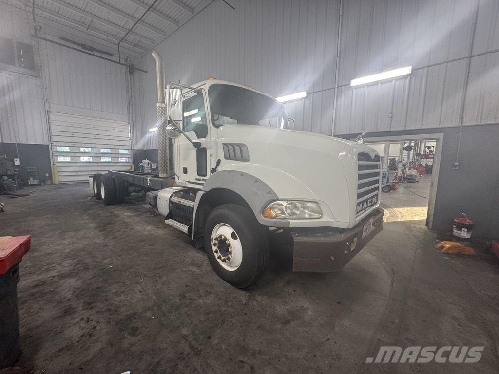 Mack GU813 Chassis Cab trucks