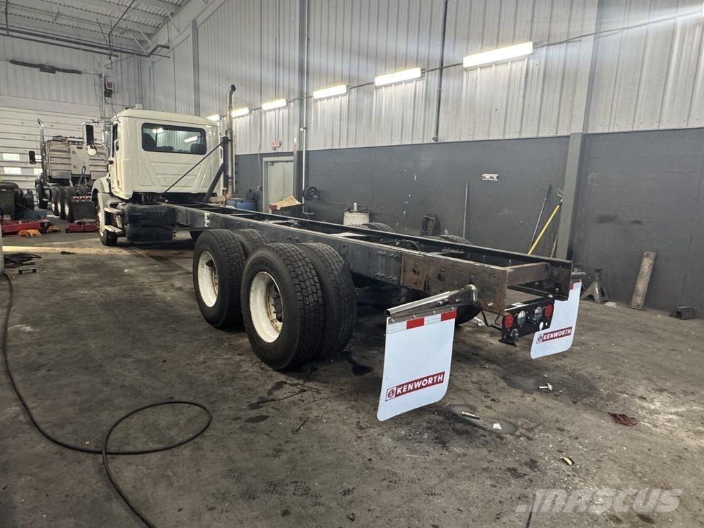 Mack GU813 Chassis Cab trucks
