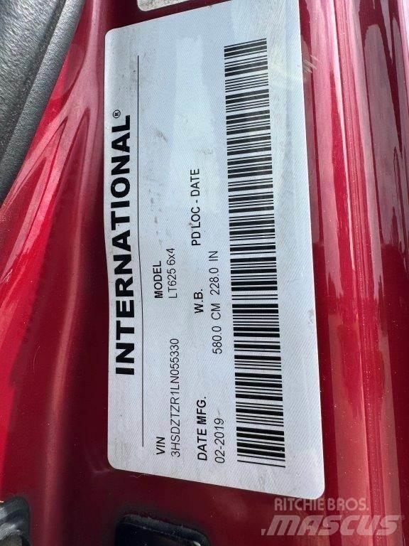 International LT Tractor Units