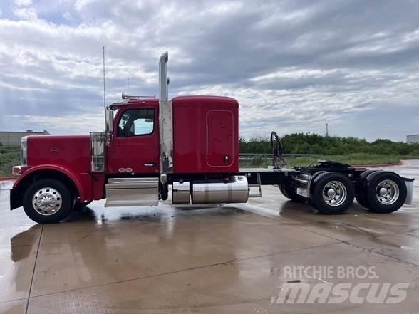 Peterbilt 589 Tractor Units