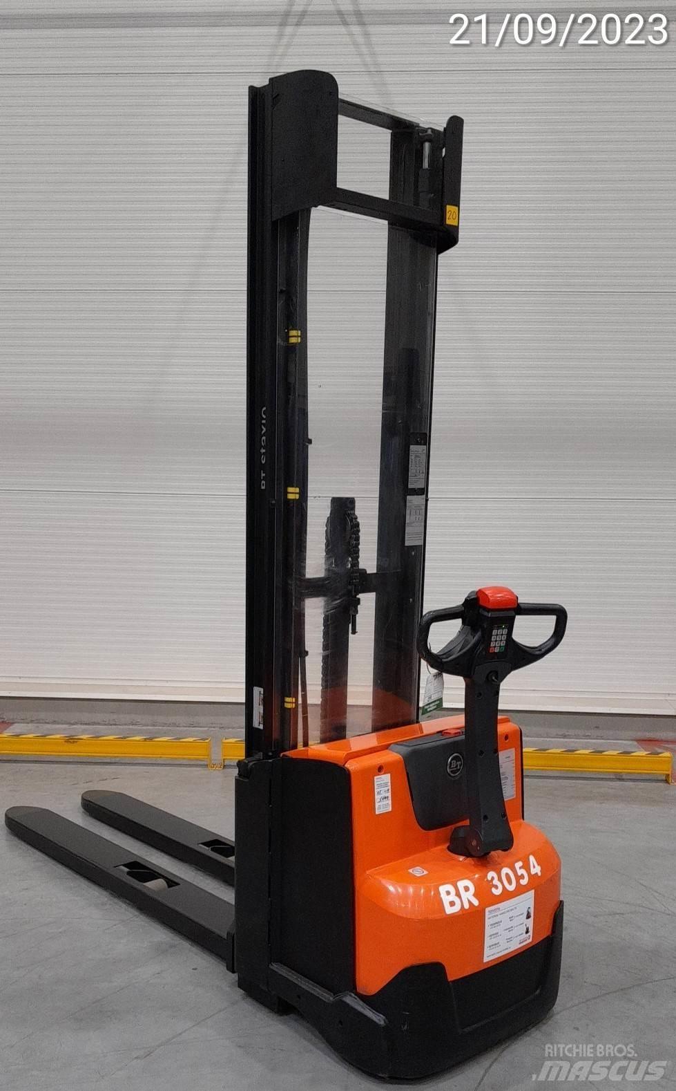 BT SWE140 Pedestrian stacker