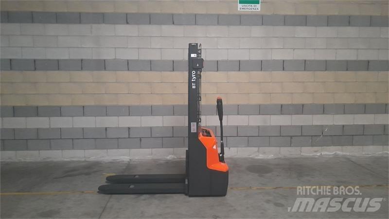BT SHE100 Hand pallet stackers