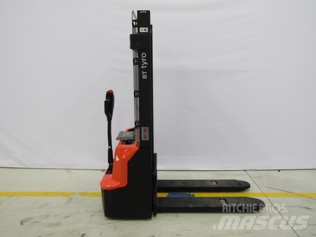 BT SHE100 Hand pallet stackers