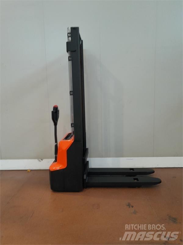 BT SHE100 Hand pallet stackers