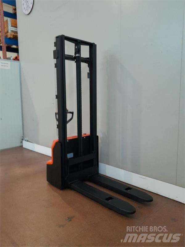 BT SHE100 Hand pallet stackers
