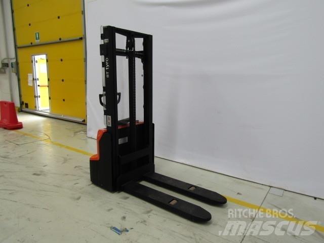 BT SHE100 Hand pallet stackers