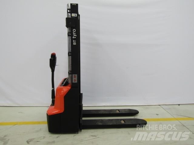 BT SHE100 Hand pallet stackers