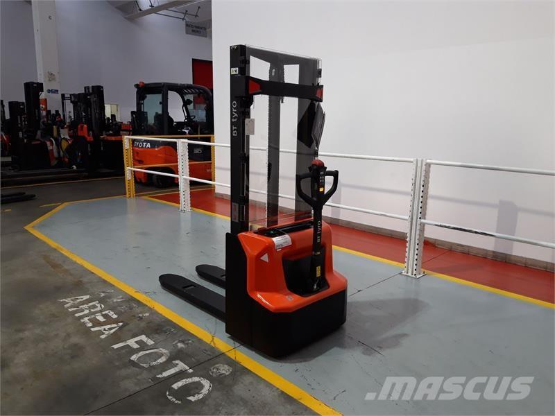 BT SHE100 Hand pallet stackers