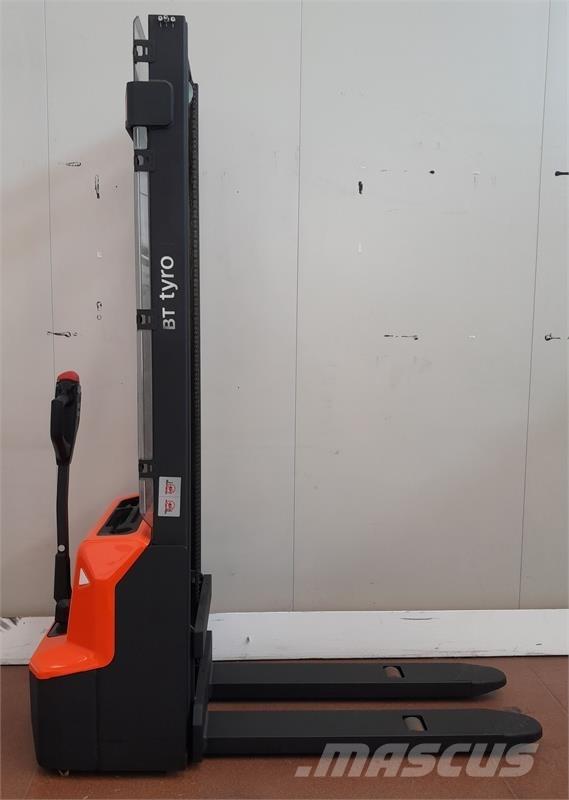 BT SHE100 Hand pallet stackers