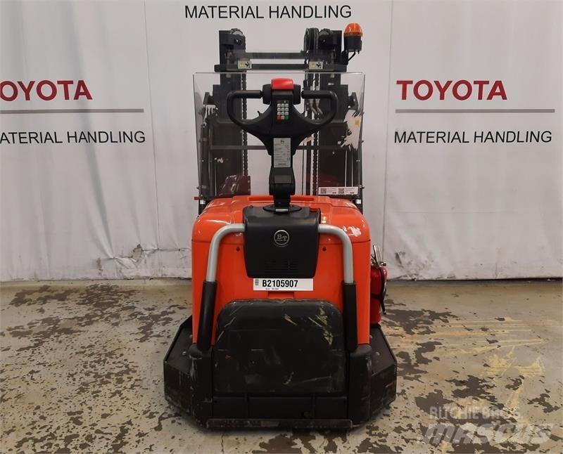 BT SPE120XR Pedestrian stacker