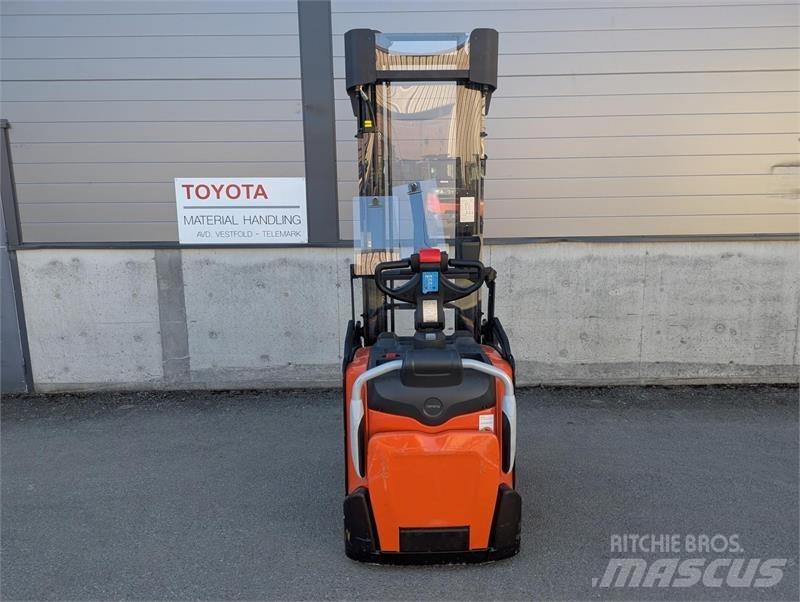 BT SPE160 Pedestrian stacker
