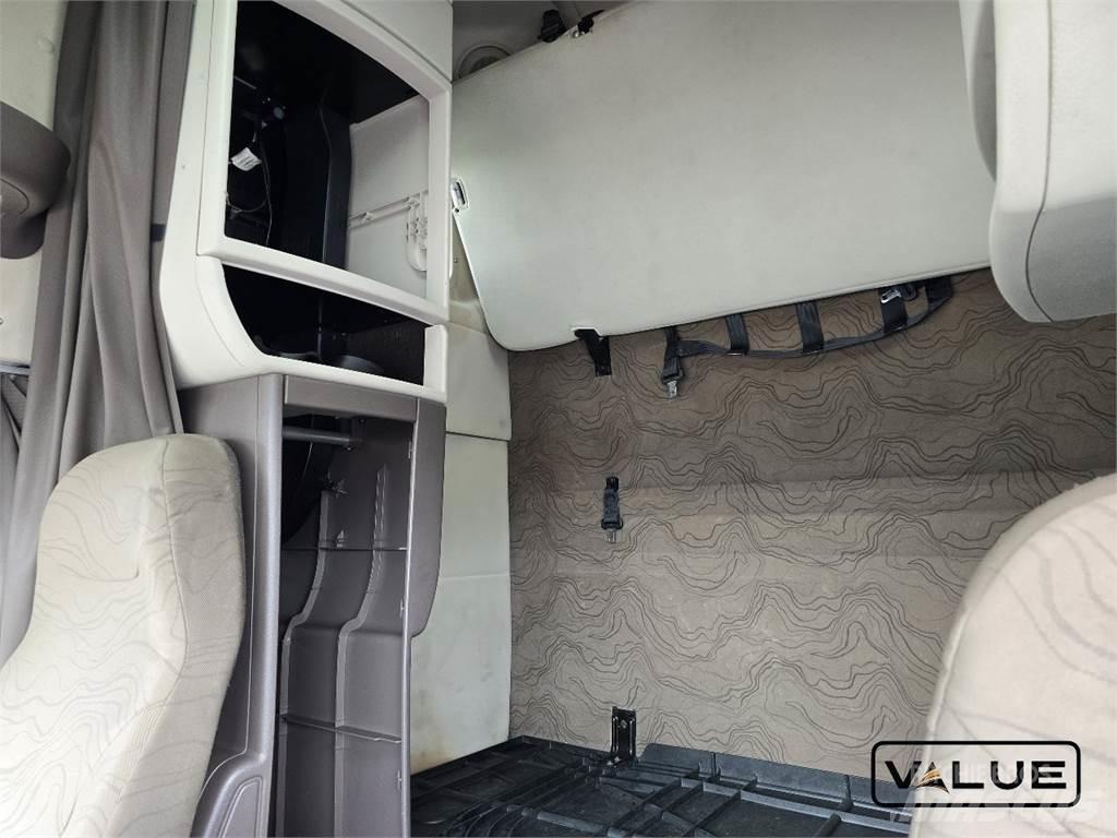 Volvo VNL670 Tractor Units