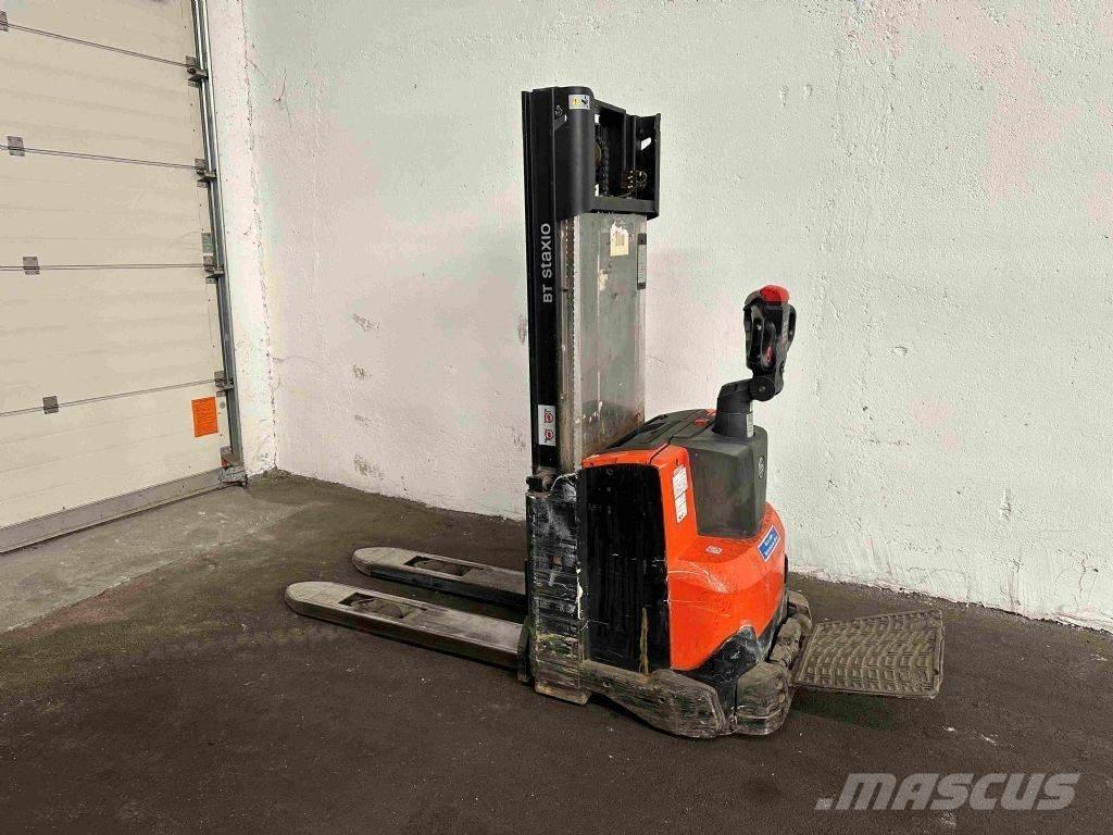 BT SWE 100 Pedestrian stacker