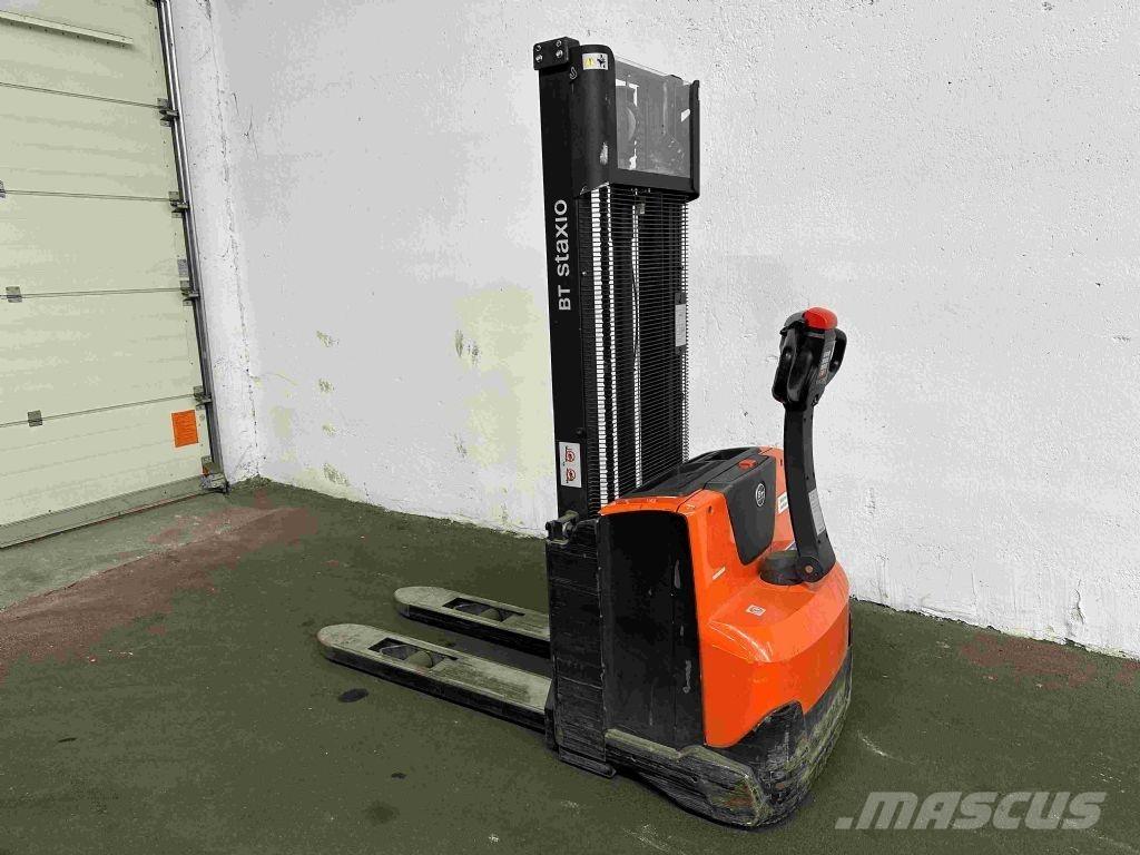 BT SWE 100 Pedestrian stacker