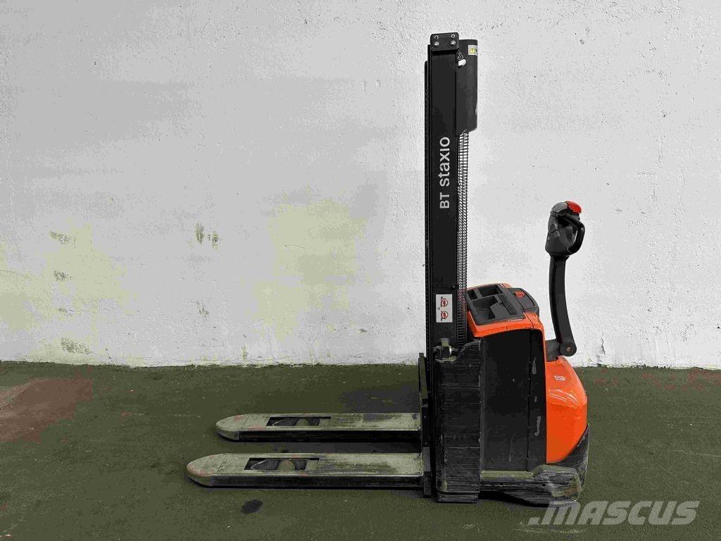 BT SWE 100 Pedestrian stacker