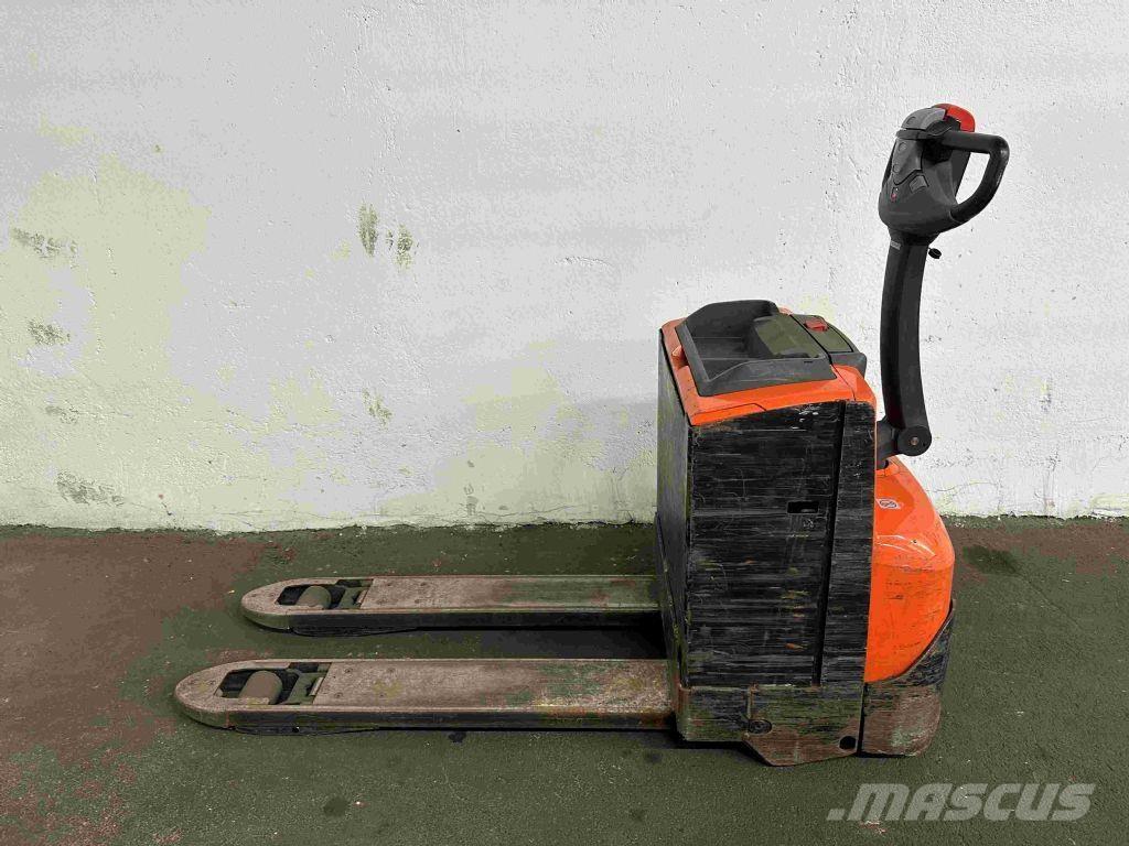 Toyota LWE 200 Low lifter