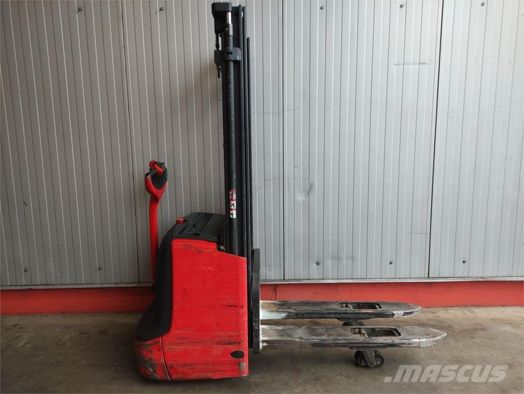 Linde L12 i Pedestrian stacker