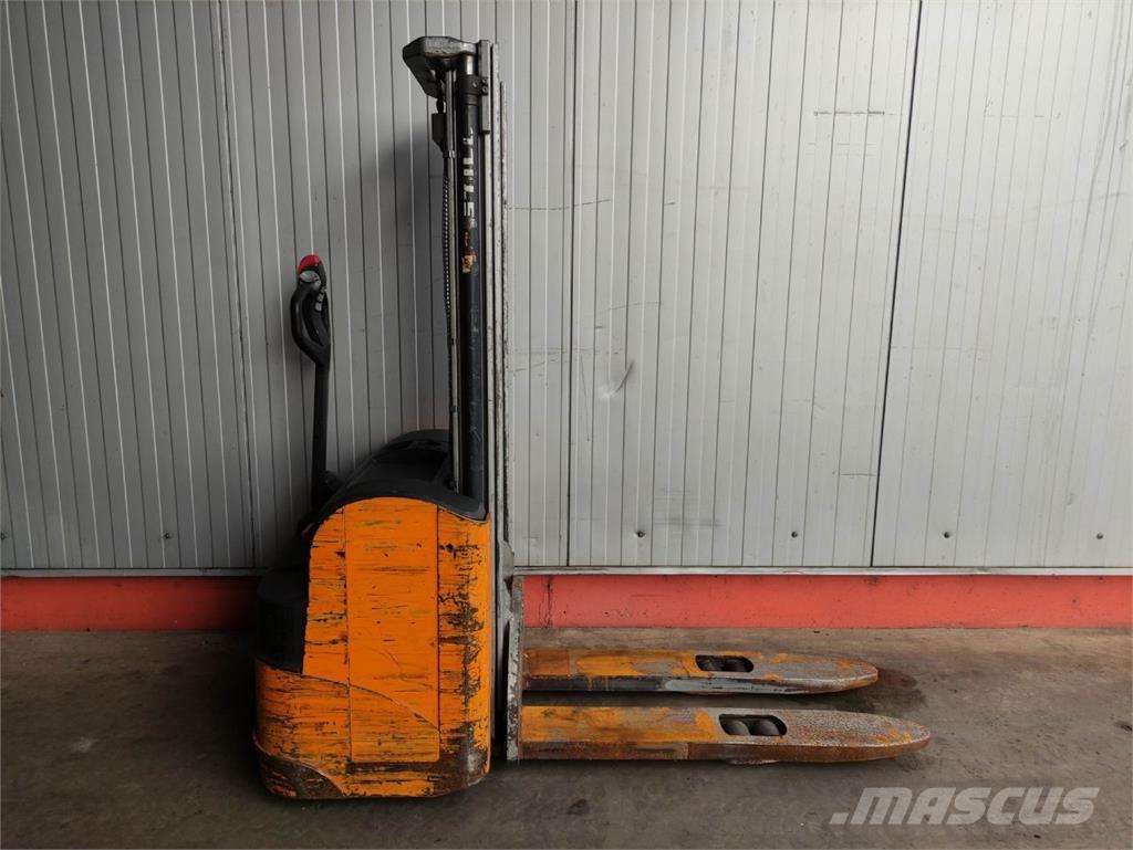 Still EGV16 Pedestrian stacker