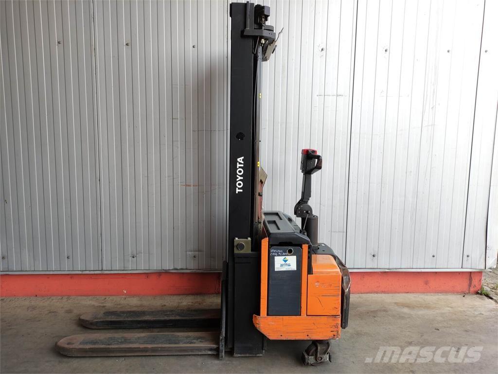 Toyota SLL 16 Pedestrian stacker