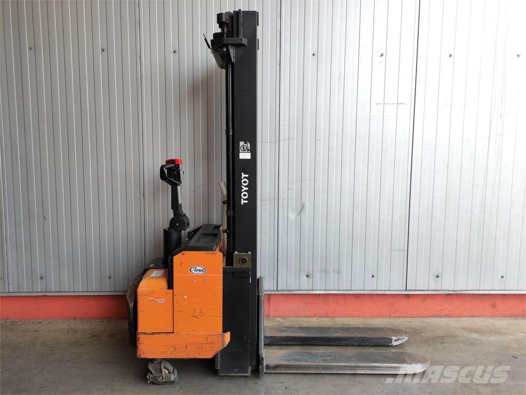 Toyota SLL 16 Pedestrian stacker