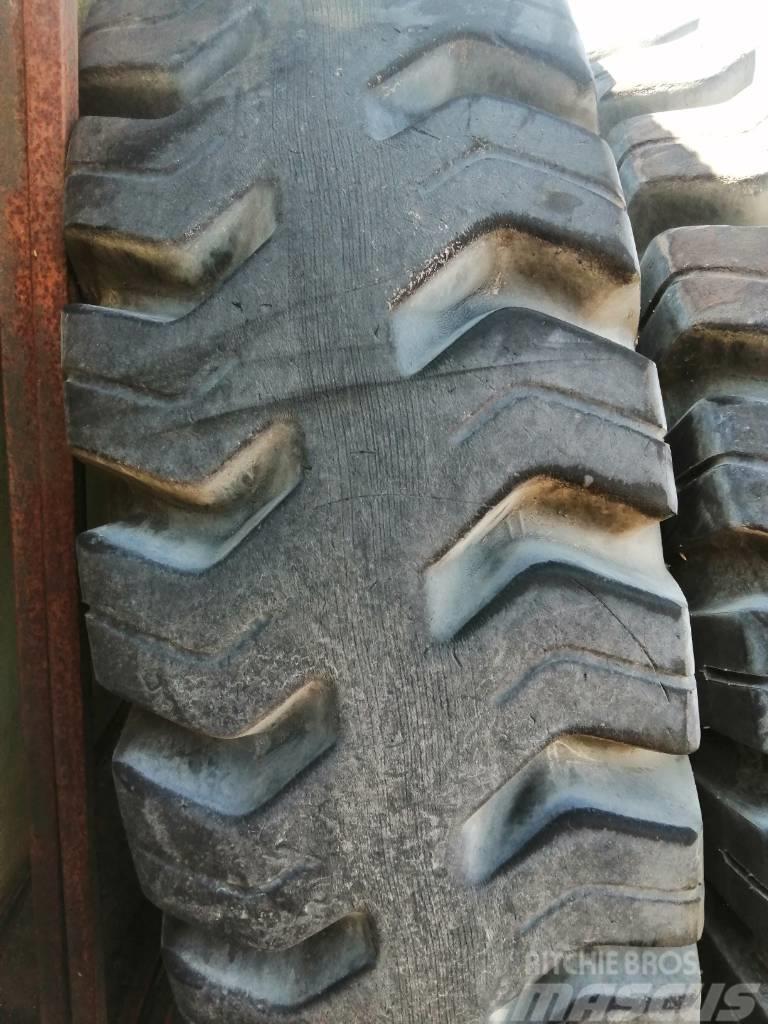  MUSCLEROK 2100 X 35 / 36 TL   ( BRUGTE 50%) Tyres, wheels and rims