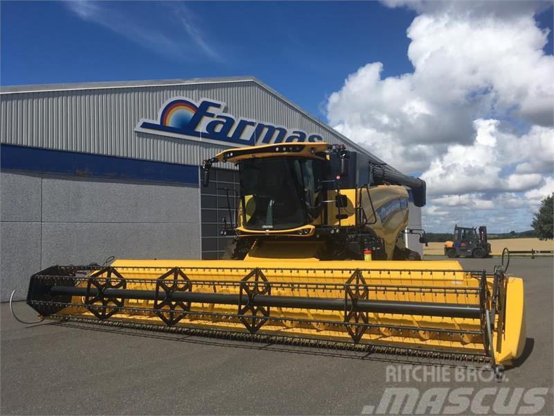 New Holland CX 8.70 Combine harvesters