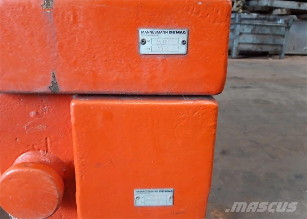 Terex Demag Demag AC 205 counterweight 2.6 ton (0.7/1.9t), Sassenheim ...