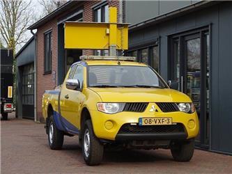 Mitsubishi L200 CLUB CAB 4WD TRAFFIC SUPPORT with light -scre