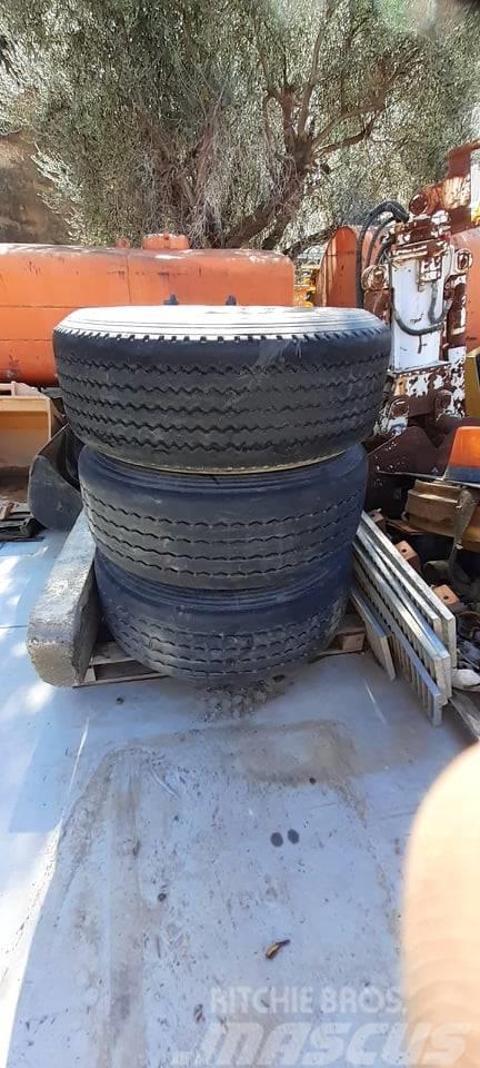 Bridgestone 385/65R22.5 Tyres, wheels and rims
