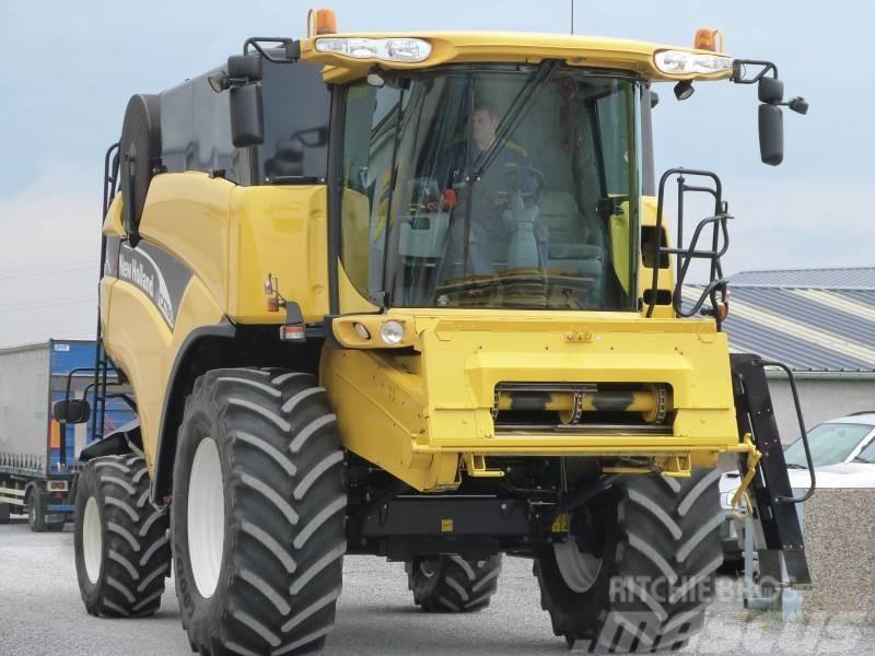  0031 New Holland CX760 Combine harvesters