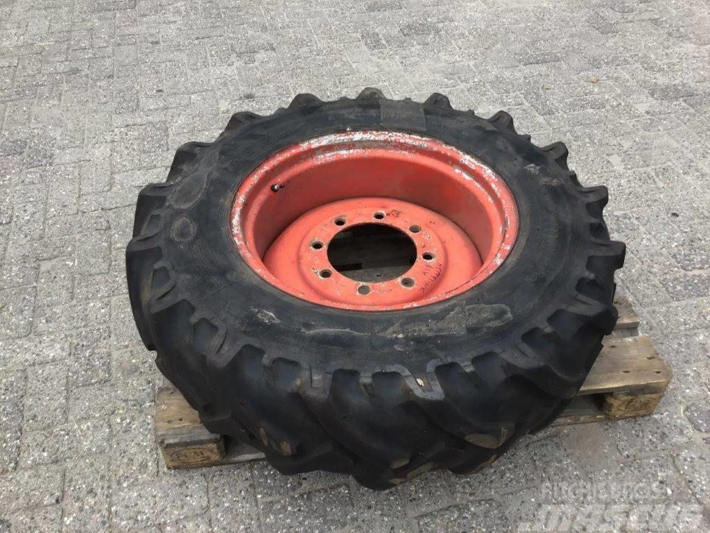 Stomil Kormoran   13.6 R24 op 8 gaats velg Tyres, wheels and rims