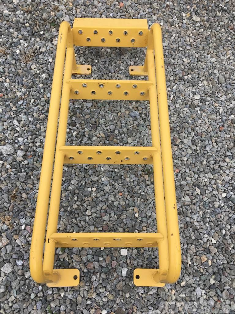 Komatsu HD 605-7E0    Step Leiter   569-54-81360 Chassis and suspension