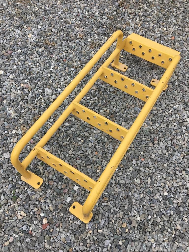Komatsu HD 605-7E0    Step Leiter   569-54-81360 Chassis and suspension