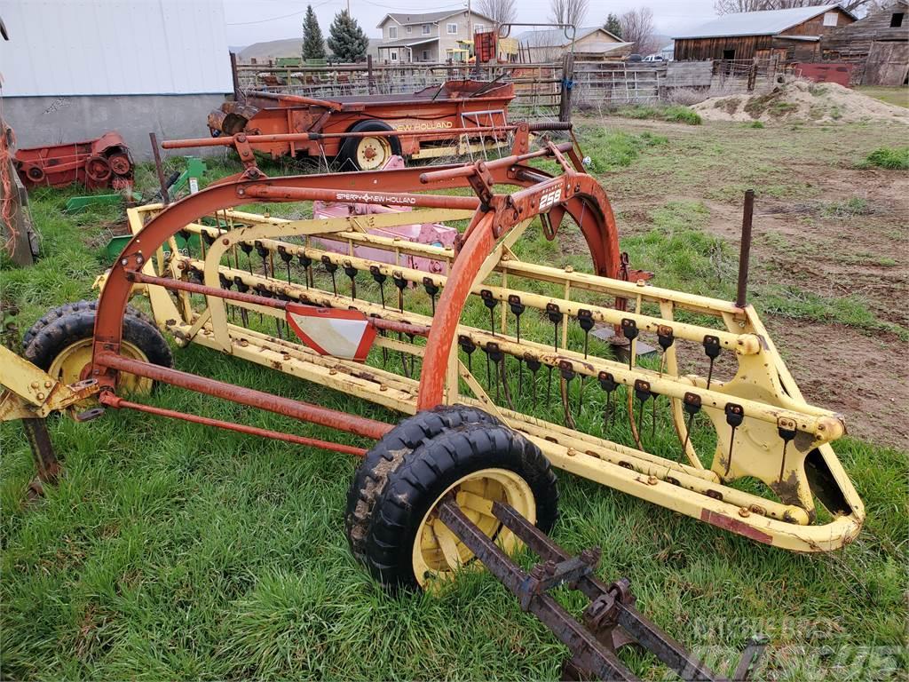 New Holland 258 Rakes and tedders