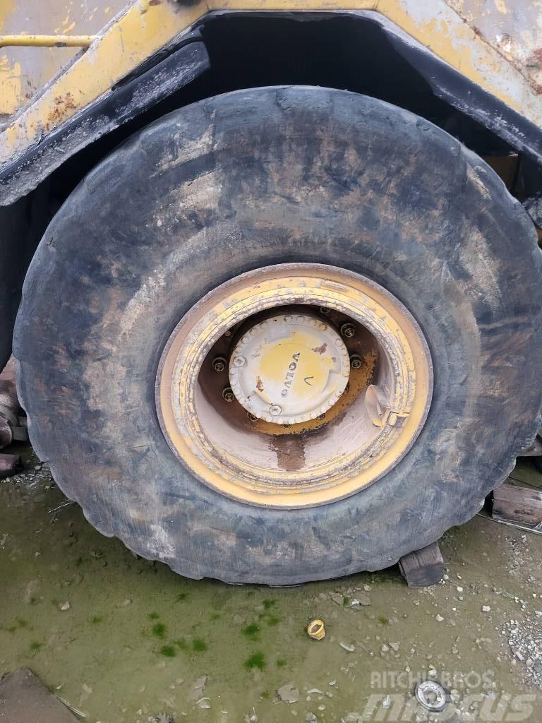 Volvo A25 Tyres, wheels and rims
