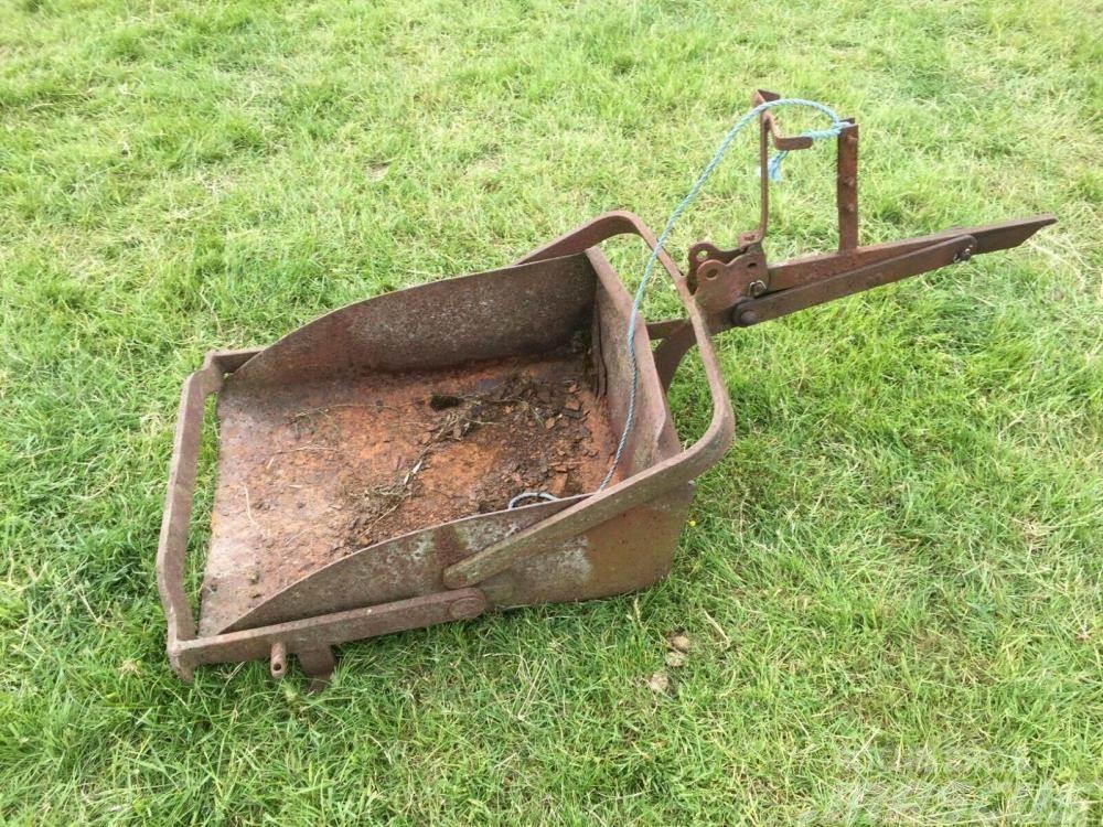 Massey Ferguson rear linkage earth scoop £250 Other agricultural machines
