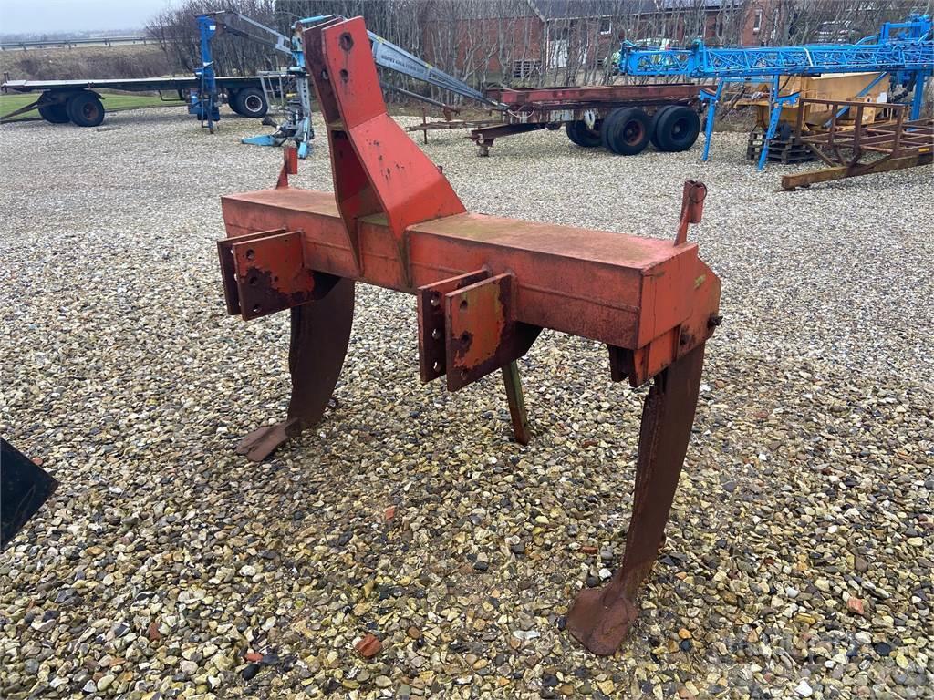  2 TANDS GRUBBER Chisel ploughs