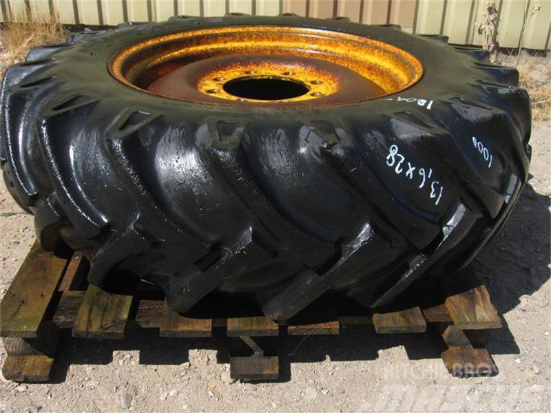 Bridgestone 13.6x28 dæk på 8 huls fælg Tyres, wheels and rims