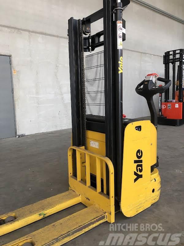 Yale MS10 Self propelled stackers
