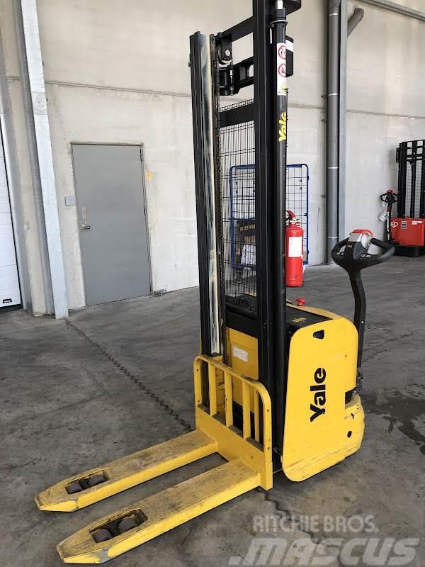Yale MS12 Self propelled stackers