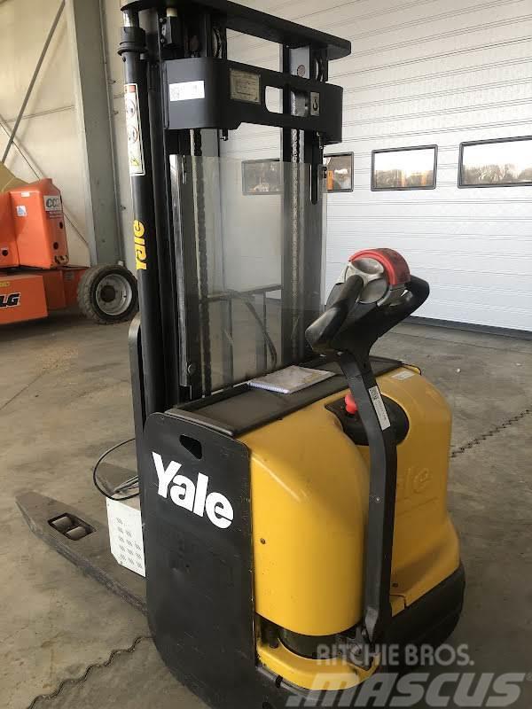 Yale MS12 Self propelled stackers