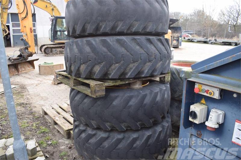 JCB 4 CX Tyres, wheels and rims
