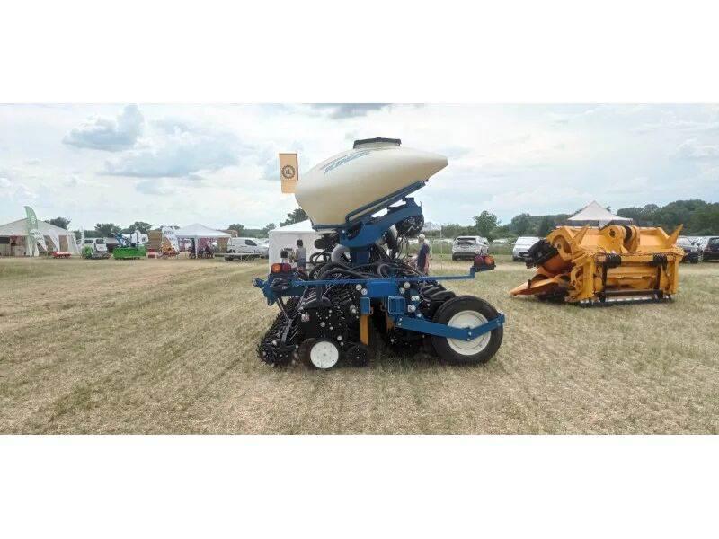 Kinze Air Seed Delivery Precision sowing machines