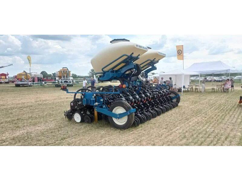 Kinze Air Seed Delivery Precision sowing machines
